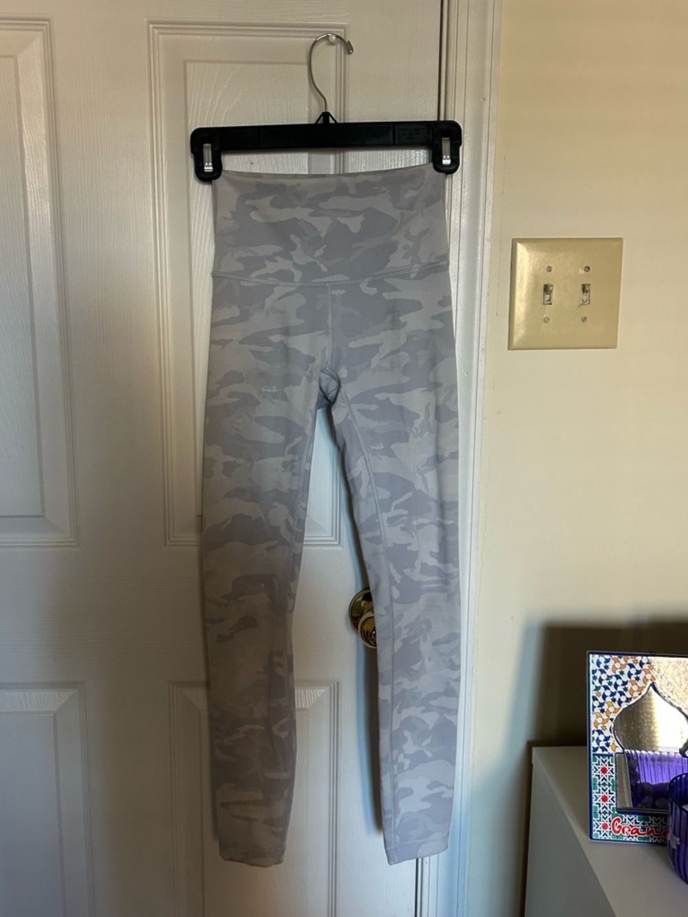 WHITE-GRAY CAMO LULULEMON LEGGINGS